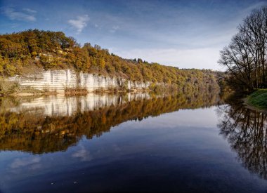 Limeuil insansız hava aracı manzaralı Dordogne nehri.