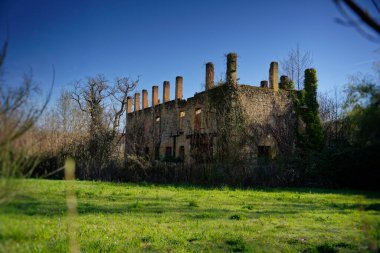 Dordogne 'daki eski Couze ve Saint Front kağıt fabrikasının cephesi