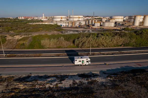 Porto Covo yolunda bir kamp arabası gökyüzünden görüldü.