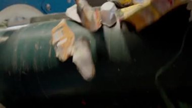 Taşıyıcı bantta sıralanmış plastik atık