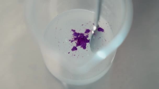 Bir Kimyager Spatulayı Deney Şişesine Çevirir — Stok video
