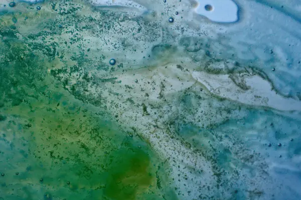 Mavi, beyaz ve yeşil kozmetik ürünler makro çekim