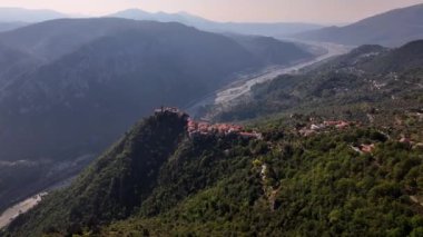 Fransa 'nın Bonson köyü gökyüzü manzaralı
