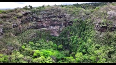 Gökyüzünden görünen Reunion Adası 'ndaki Hayati Havza Şelalesi