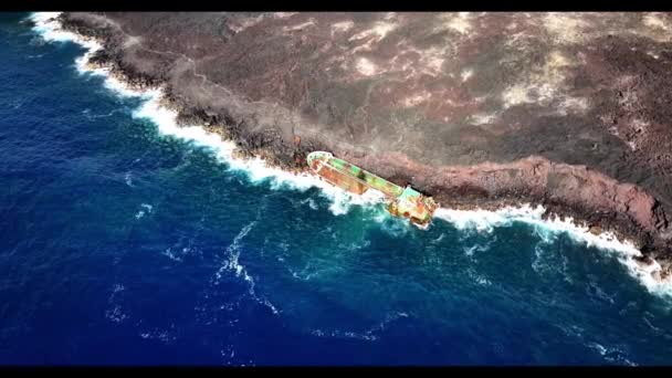 Oil Tanker Cargo Ship Ran Aground Reunion Island Seen Sky — Stock Video
