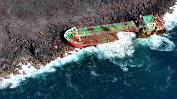 油轮货船搁浅在重逢岛的天窗上 — 图库视频影像