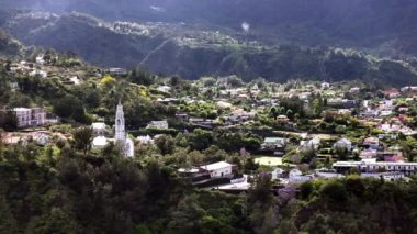 Reunion Adası 'ndaki Cilaos kasabası İHA' dan görüldü.