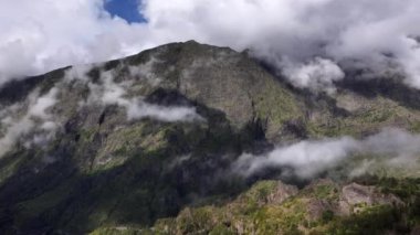Buluşma Adası 'ndaki Cilaos Sirki gökyüzünden görüldü.