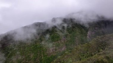 Bulutların arasındaki Dimitiles Dağları Buluşma Adası 'nda