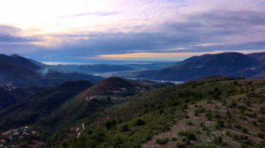 Mercantour Ulusal Parkı 'ndaki Arpasse zirvelerinin panoramik görüntüsü