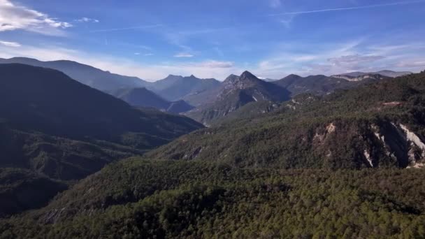 フランスアルプスのエステロン渓谷山脈のドローンビュー — ストック動画