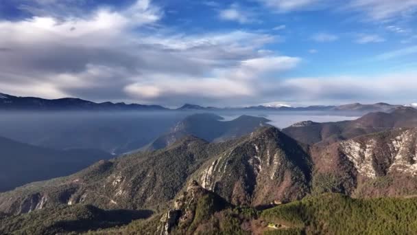 フランスアルプスのエステロン渓谷の雲の上のパノラマビュー — ストック動画