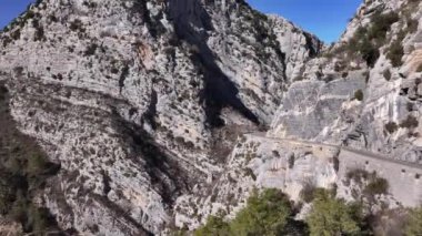 Esteron vadisindeki Riolan kanyonuna giden yol
