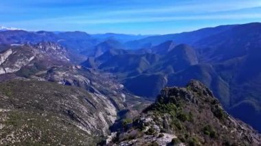 Esteron Vadisi 'ndeki Saint Martin Dağı' nın panoramik gökyüzü manzarası