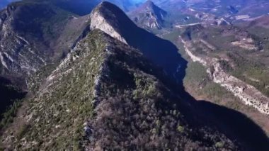 Esteron vadisindeki Saint Martin tepesinin insansız hava aracı görüntüsü.
