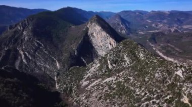 Esteron Vadisi 'ndeki Saint Martin Dağı' nın üstündeki hava manzarası.