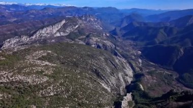 Esteron vadisindeki Saint Martin Dağı 'nın yüksek açılı manzarası