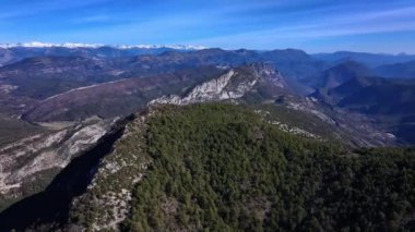 Esteron vadisindeki Saint Martin Dağı 'nın en üst manzarası.