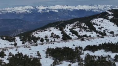 Yol boyunca Greolieres-Les-Neiges kayak merkezinin en üst manzarası