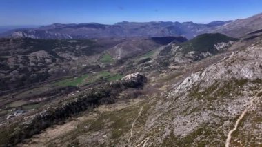 Fransa 'nın Coursegoules köyündeki dağların panoramik gökyüzü manzarası