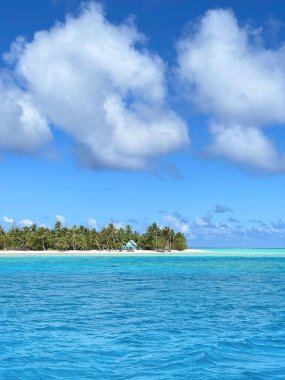 Göl kıyısındaki mavi bungalov