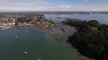 Morbihan 'daki Larmor-Baden' deki istiridye çiftliklerinin hava manzarası.