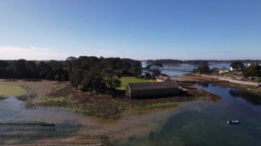 Morbihan 'daki Larmor-Baden' deki istiridye çiftliklerinin panoramik drone görüntüsü