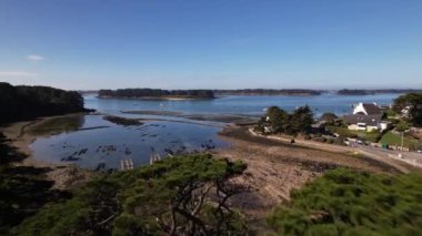 Morbihan 'daki Berder Adası' ndaki istiridye çiftliklerinin hava manzarası.