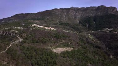 Fransa 'daki Tourette-du-Chateau köyünün panoramik hava manzarası