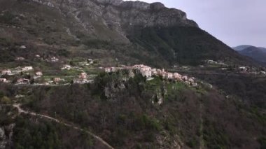 Esteron Vadisi 'ndeki Tourette-du-Chateau köyünün havadan görünüşü