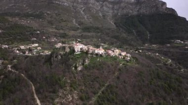 Alplerdeki Tourette-du-Chateau köyünün havadan görünüşü