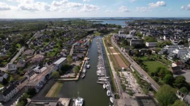 Morbihan 'daki Vannes marinasının havadan görüntüsü.