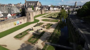 Saint-Pierre de Vannes Katedrali ve bahçesinin insansız hava aracı görüntüsü
