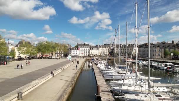 Morbihan市中心和Vannes港口的空中景观 — 图库视频影像