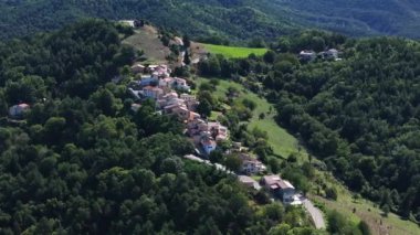 Saint-Antonin 'in yüksek açılı drone görüntüsü