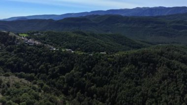 Saint-Antonin 'in üst açılı insansız hava aracı görüntüsü