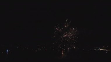 Fransa 'nın Arcachon Körfezi' ndeki Ağustos ayı deniz festivali için kumsalda havai fişek gösterisi.