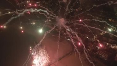 Fransa 'nın Arcachon Körfezi' ndeki Ağustos ayı deniz festivali için plajda havai fişek gösterisi.