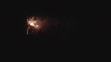 Fransa 'nın Arcachon Körfezi' ndeki Ağustos ayı deniz festivali için sahilde havai fişek gösterisi.