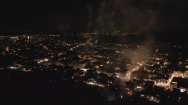 Fransa 'nın Arcachon Körfezi' ndeki Ağustos ayı deniz festivali için kumsalda havai fişek gösterisi.