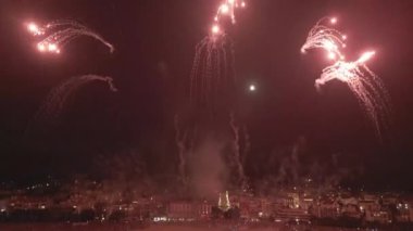 Fransa 'nın Arcachon Körfezi' ndeki 14 Ağustos deniz festivali için kumsalda havai fişek gösterisi