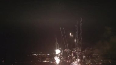 Fransa 'nın Arcachon Körfezi' ndeki Ağustos deniz festivali için sahilde havai fişek gösterisi.
