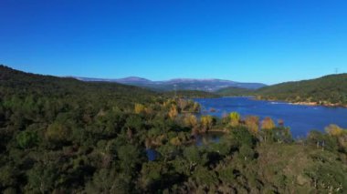 Saint-Cassien Gölü 'nün geniş açılı drone görüntüsü
