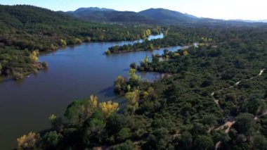 Saint-Cassien Gölü 'nün Fransa' daki insansız hava aracı görüntüsü
