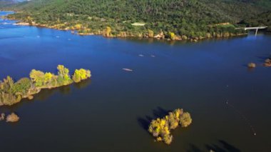 Fransa 'da Saint-Cassien Gölü' ndeki kano manzarası