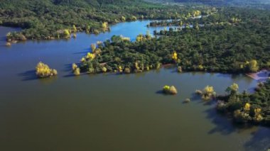 Provence 'deki Saint-Cassien Gölü' nün insansız hava aracı görüntüsü
