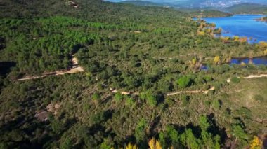 Saint-Cassien Gölü 'ndeki kanoların geniş drone görüntüsü