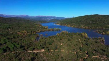 Saint-Cassien Gölü 'nün Provence' deki geniş hava aracı görüntüsü