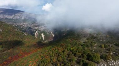 Col de Vence 'in Provence' deki bulutlardaki hava aracı görüntüsü