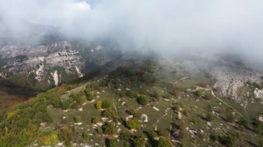 Col de Vence in Provence 'ın bulutlardaki güzel drone görüntüsü